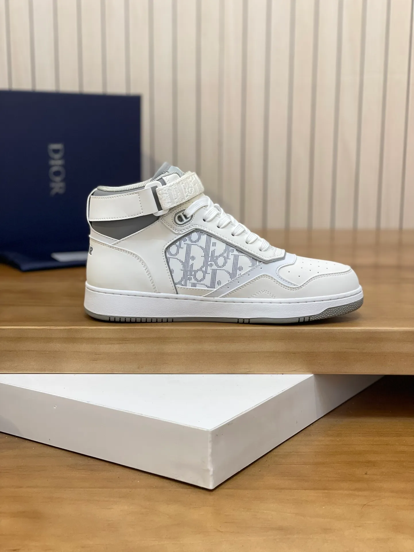 Men's shoes: 💰P460¥ Product trademark: Dior* "Dior*" high-top casual shoes Regular size: 38-44 (can be customized to 45.46) Product materials: Upper imported cowhide stitched with original fabric, breathable lining, original outsole. Number: 1006